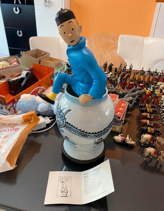 Figurine Tintin sortant potiche Lotus bleu