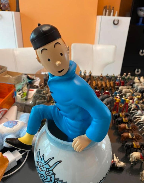 Figurine Tintin sortant potiche Lotus bleu