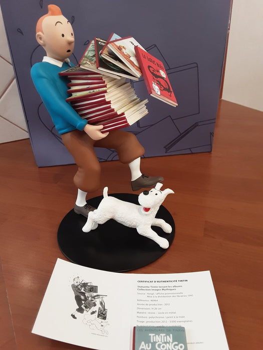 Tintin tenant ses albums, Milou à ses côtés