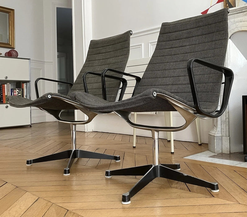 Lot de 2 fauteuils Eames EA116 Aluminium Group  Vitra / Herman Miller Tissu olive